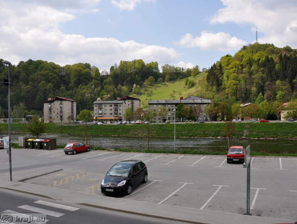 Rimska cesta in Krištof v ozadju s parkirišča na Trubarjevem nabrežju