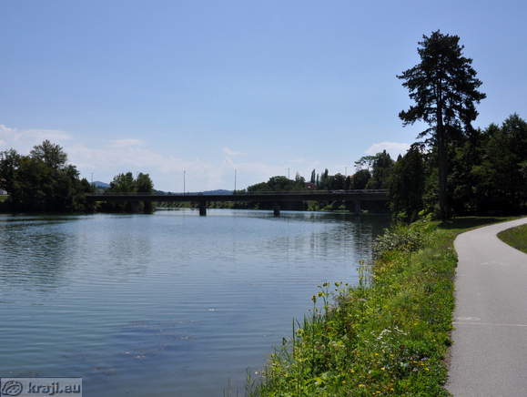 Pot proti mostu čez reko Savo