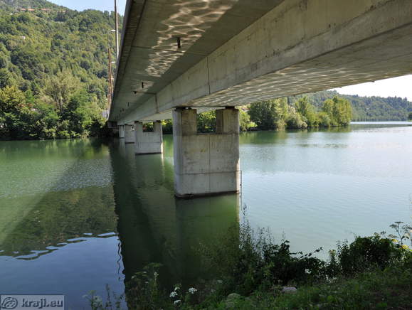 Pod mostom čez reko Savo