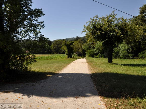Pot proti parku Dvor