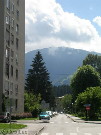 Cecovje, Urslja gora in background