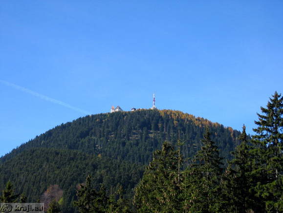 Pogled na Uršljo goro z RTV oddajnikom, cerkvijo sv. Uršule in Domom na Uršlji gori