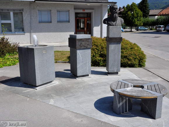 Bust, memorial plate, fountain
