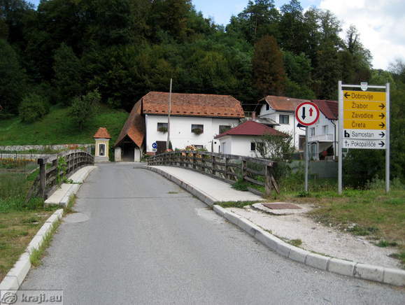 Road over brook Dreta to monastery
