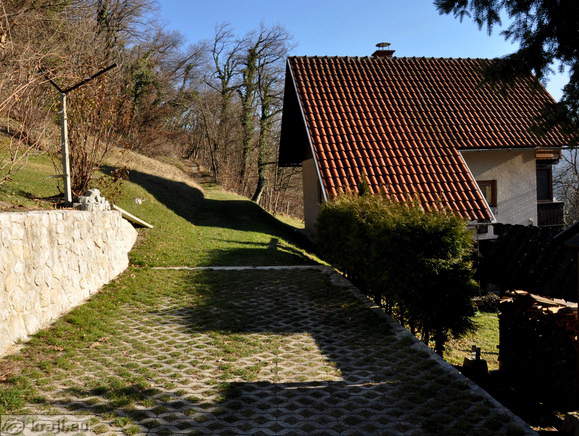 Po zadnjih hišah pridemo v gozd