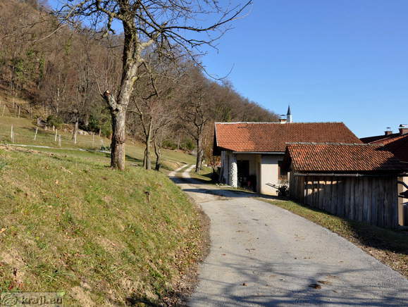 Nadaljujemo po makadamski cesti