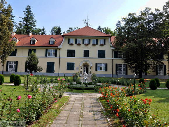 Smaller park in front of Villa Golf