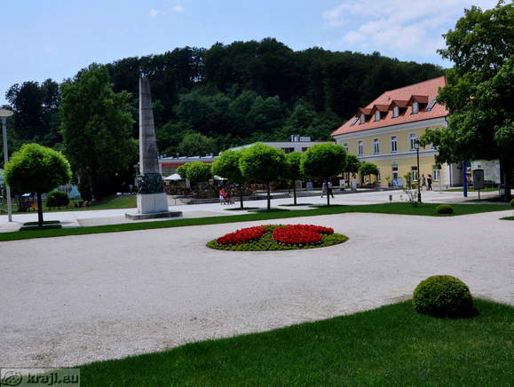 European platform and the monument