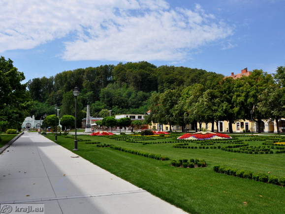 View of the European platform and the monument