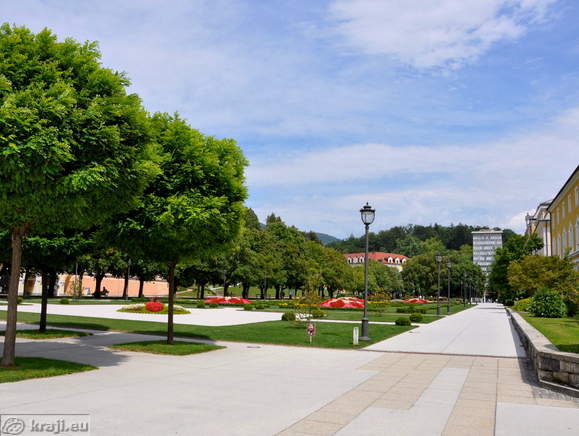 Promenade in park