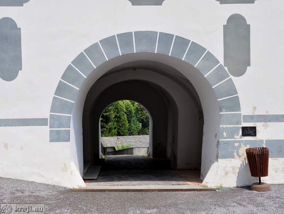 Prehod pod dvorcem Strmol