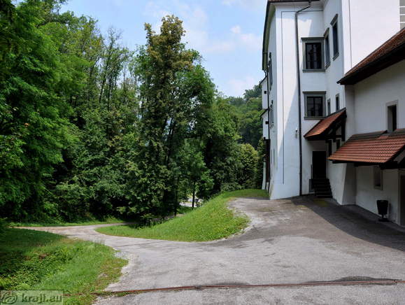 Cesta za dvorcem Strmol