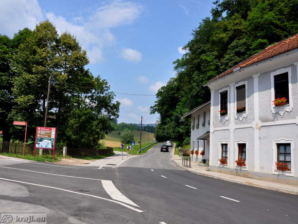 Odcep za dvorec Strmol in občino Rogatec