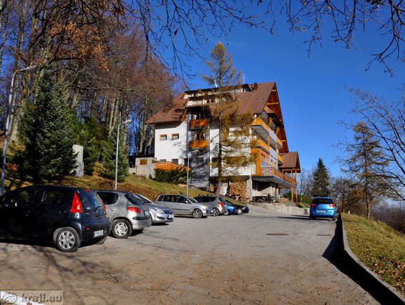 Manjše parkiršče na drugi strani