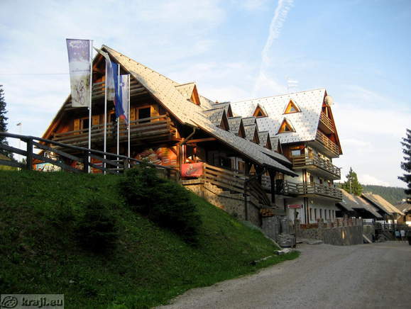 Grmovskov dom z okolico (Grmovsek Hütte mit Umgebung)