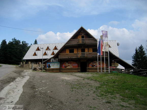Grmovskov dom z okolico (Grmovsek Hütte mit Umgebung)