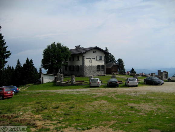 Parking area around the Ribniska koca Mountain Hut