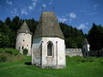 Kartäuserkloster Seiz - Innen - Veliki stražni stolp z obzidjem in pokopališka kapela