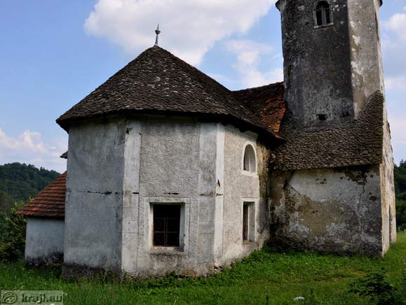 Pogled na cerkev s strani