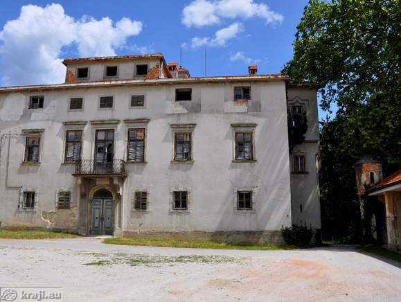 Prehod do dvorišča med dvorcem in sosednjo stavbo