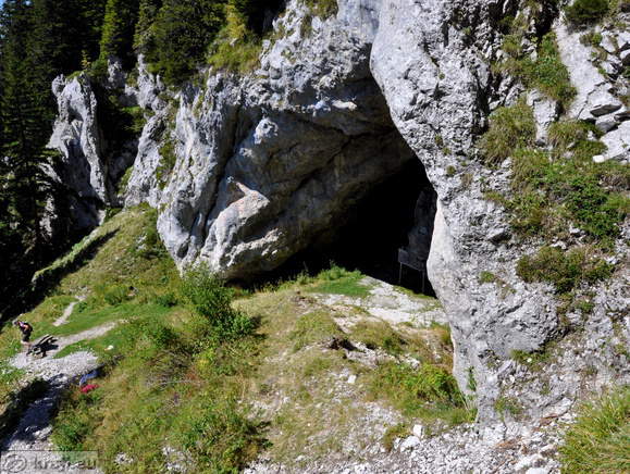 Potocka zijalka Cave neighbourhood