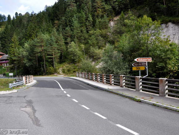 Odcep za Robanov kot na cesti proti Logarski dolini