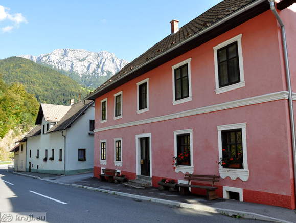 Pogled na cesto in Raduho v ozadju