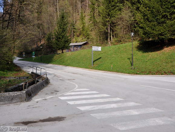 Usmerjevalna tabla - Center multiple skleroze Mladika, Center za starejše občane Zimzelen Usmerjevalna tabla - Center multiple skleroze Mladika, Center za starejše občane Zimzelen