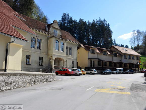 Stavbe na severni strani zdraviliškega parka Stavbe na severni strani zdraviliškega parka