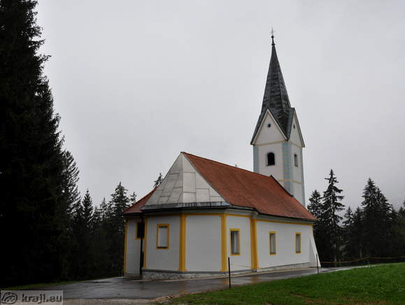 Manjše parkirišče ob cerkvi sv. Jakoba
