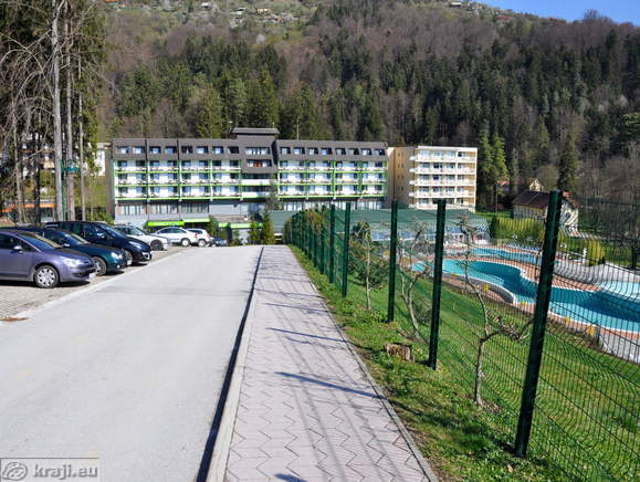 Terme Topolšica s ceste proti aparmajskemu naselju