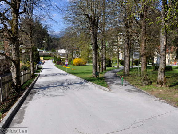 Cesta in park v bližini Term Topolšica