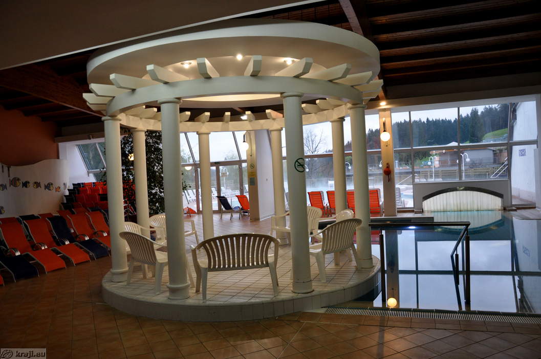 Paviljon ob notranjih bazenih