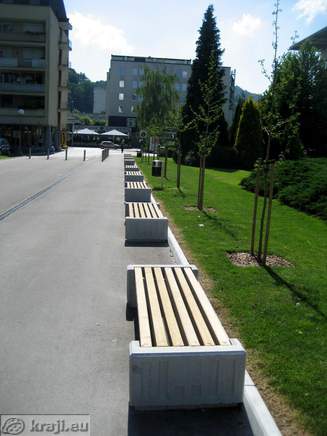 Klopi na Titovem trgu v Velenju