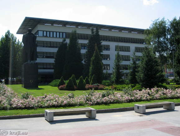 Titov trg s spomenikom Josipa Broza Tita in Upravno enoto zadaj