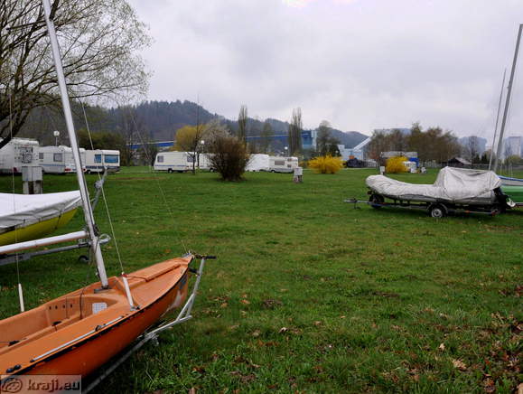 Pogled nazaj proti vhodu/izhodu