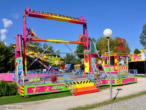 Manjši luna park na začetku kampa
