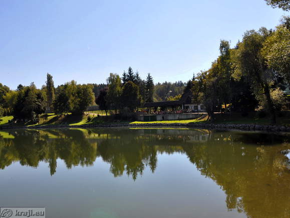 Ribiški dom v ozadju