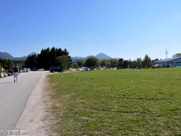 Parkirišče na travniku v bližini Velenjskega jezera