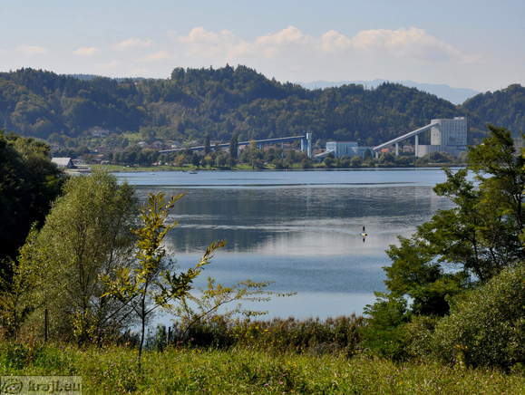 Velenjsko jezero s poti med Velenjskim in Škalskim jezerom
