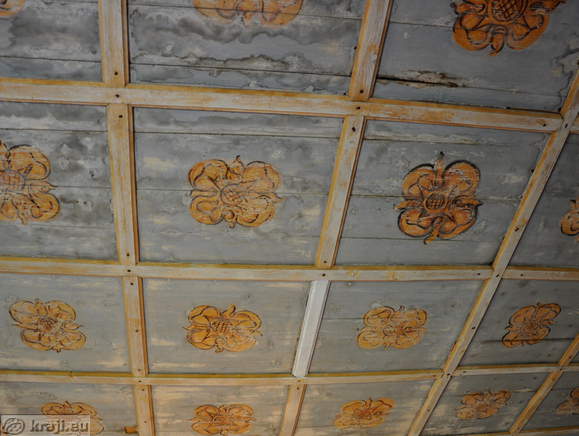 Poslikan leseni strop v ladji