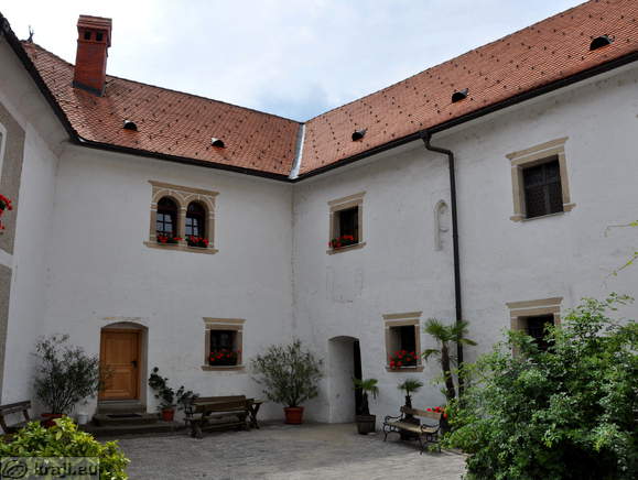 Vuzenica - Kirche Hl. Nicholaus mit Pfarrhaus
