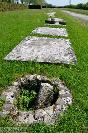 Ostanki temeljev grobnic