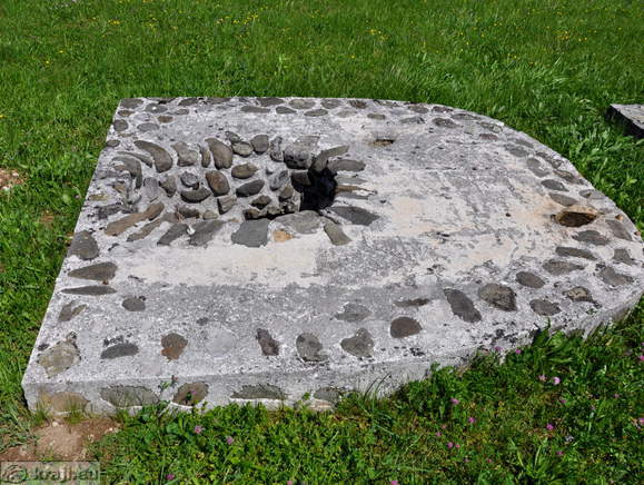 Ostanek nekdanjega temelja groba