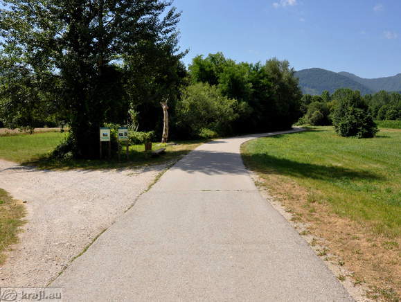 Odcep levo za daljšo različico poti