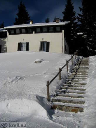 Stopnice do aparmajev s parkirišča