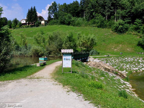 Passage between upper and lower part of the lake