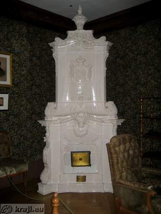 Ornamentirana peč v sobi na gradu Snežnik