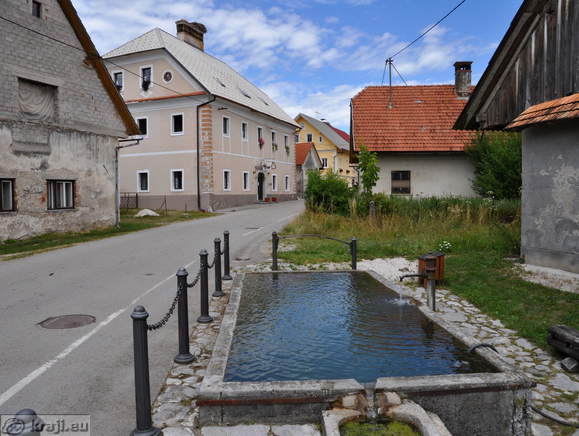 Zgornja štirna iz klesanih kamnitih blokov