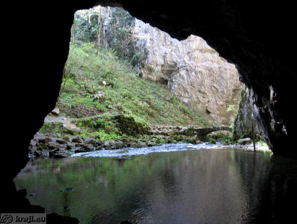 Pogled iz jame na kamniti most